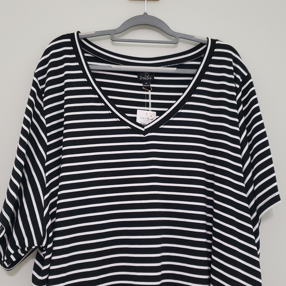 Plus Size NWT Women's Boxy Top 4X Black White Striped V-neck Casual Relaxed New - Picture 2 of 11